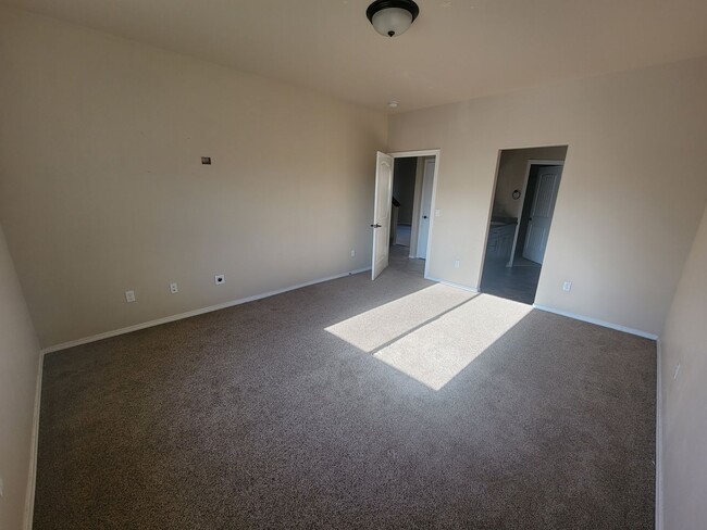 Building Photo - Gorgeous 5 bedroom in Quiet Kennewick Neig...