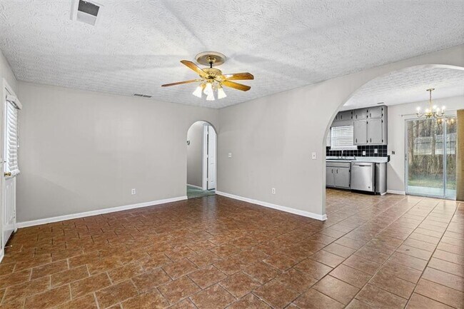 Building Photo - 120 Woodcrest Dr