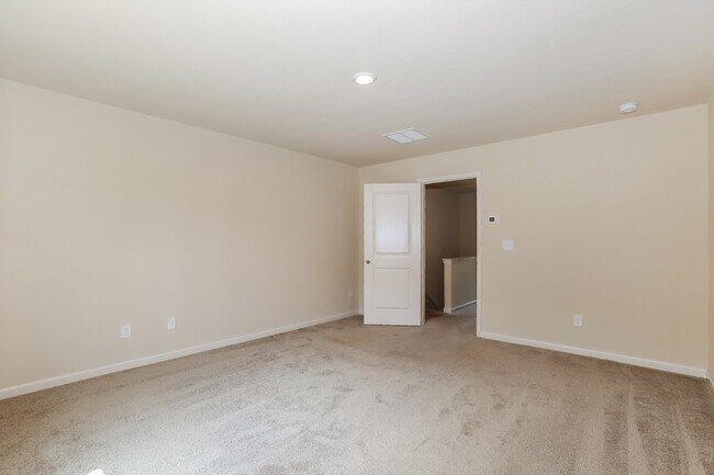 Building Photo - 956 Creekview Rd