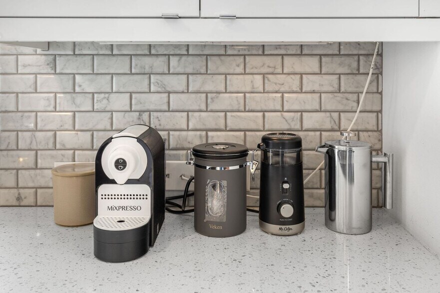 Building Photo - 301 Valley St