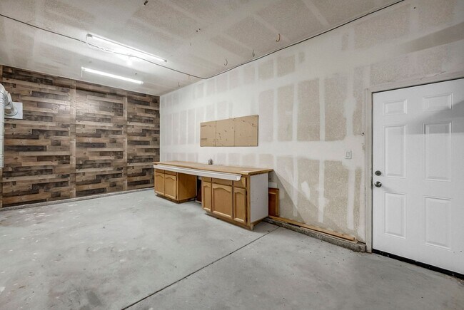 Building Photo - Enjoy this Spectacular Parklike backyard with Landscaping Included in Rent