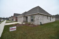 Building Photo - Trendy, 3 bedroom, 2 bath home in coveted Kenilworth Crossing Community near LSU