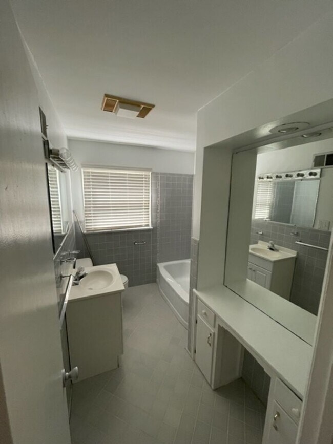 Building Photo - 3 Bed 2 Bath in Phelps Grove