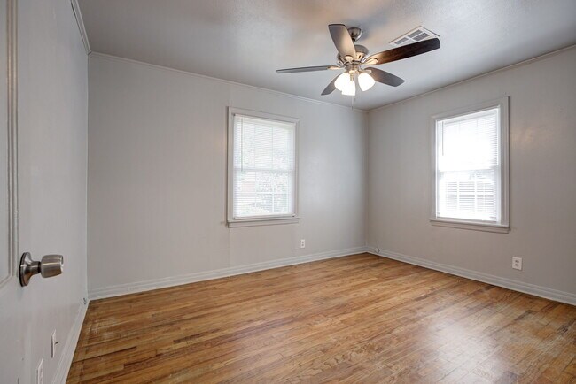 Building Photo - 910 Garver St