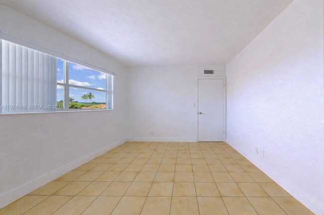 Building Photo - 13715 Kendale Lakes Cir