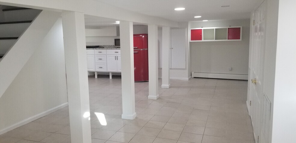 nice area with closet - 600 Old Stamford Rd