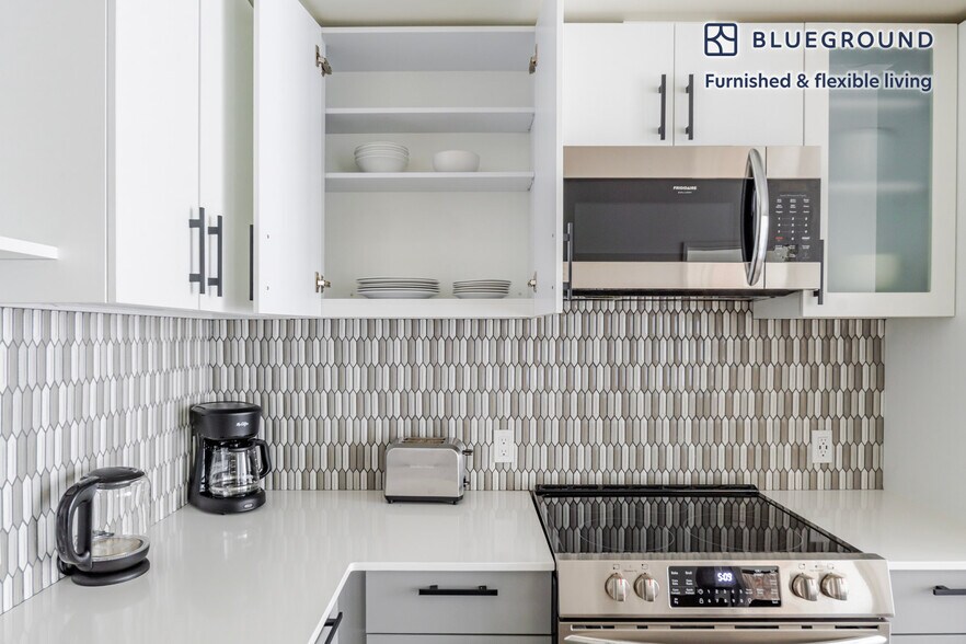 Building Photo - 10050 NE 10th St