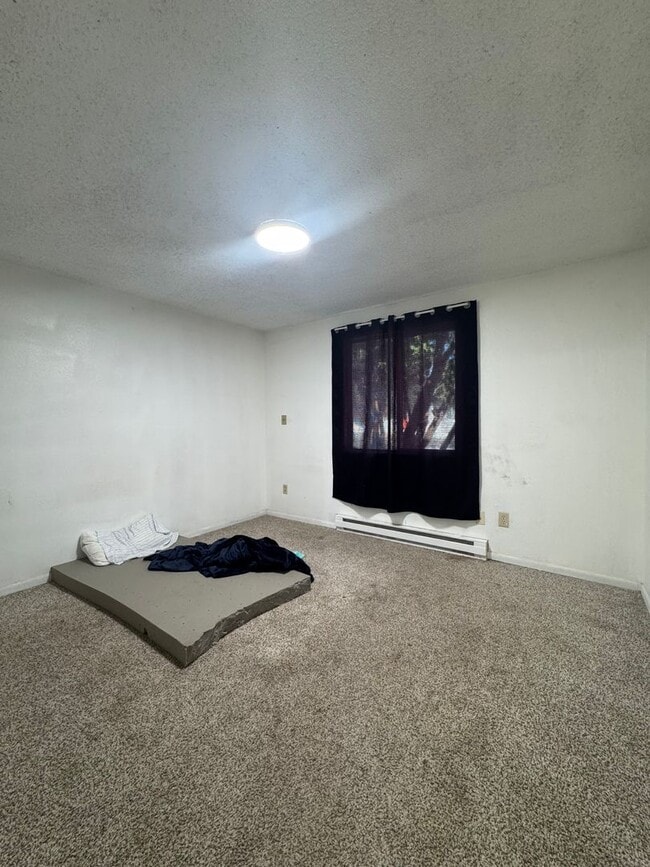Building Photo - PET FRIENDLY 4 Bedroom 2 Bath