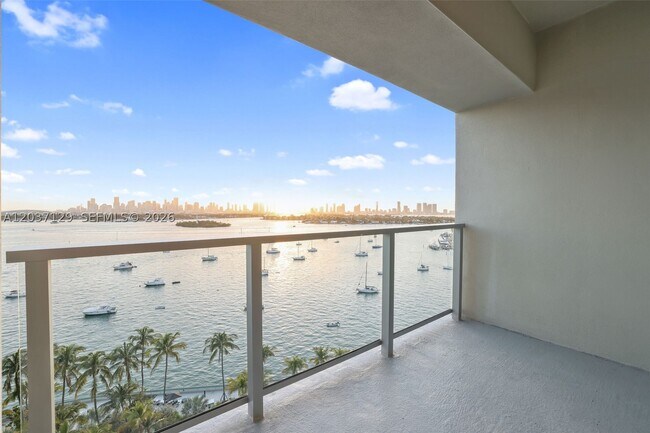 Building Photo - 1500 Bay Dr E