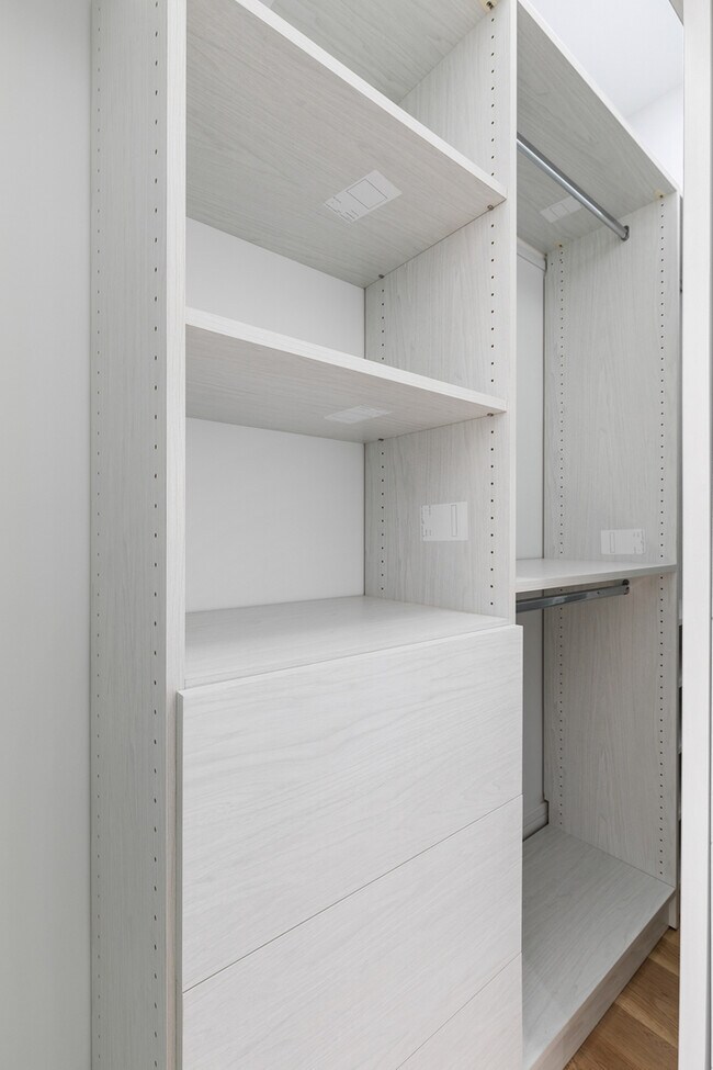 Building Photo - 7729 N Eastlake Terrace