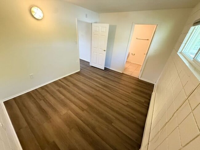 Building Photo - 1/2 Off First Month! Second-Floor 1-Bedroom Near City Park