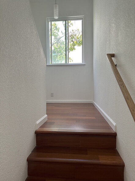 Stairs - 43 E Court Ln