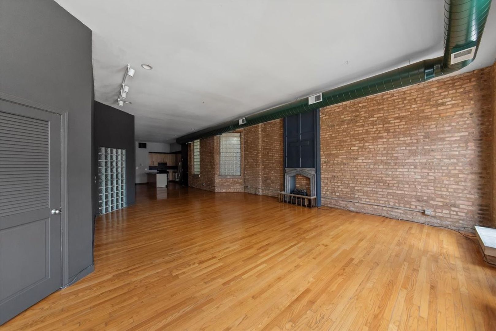 Building Photo - 1470 N Milwaukee Ave