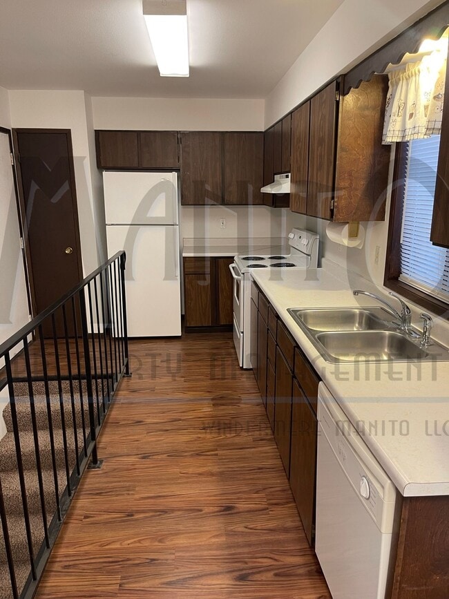 Building Photo - Large Clean Duplex