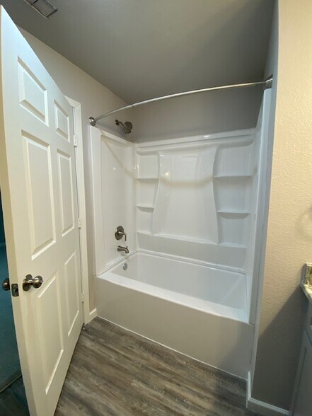 primary bath tub/shower combo - 3876 County Road 123