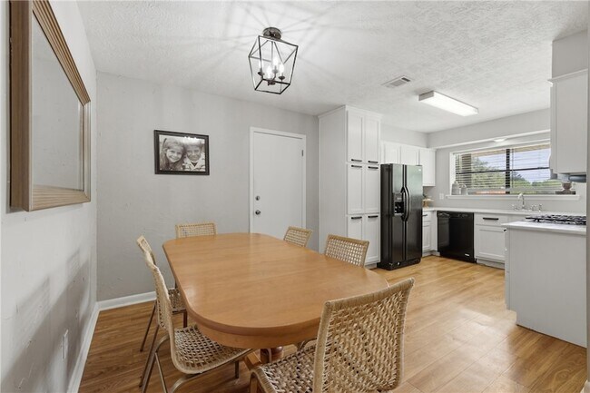 Building Photo - 3821 Brighton Dr