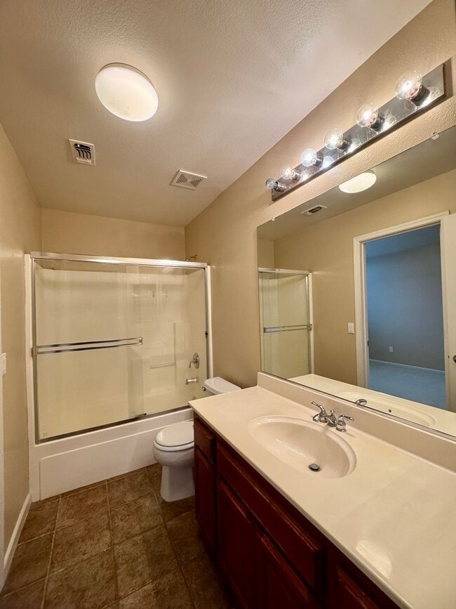 Building Photo - Spacious 3 Bedroom 3 Full Bathrooms Available Now!