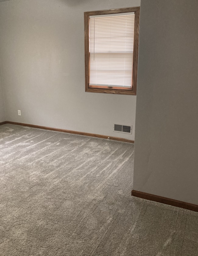 Building Photo - Spacious 3 bedroom 1.5 bathroom home