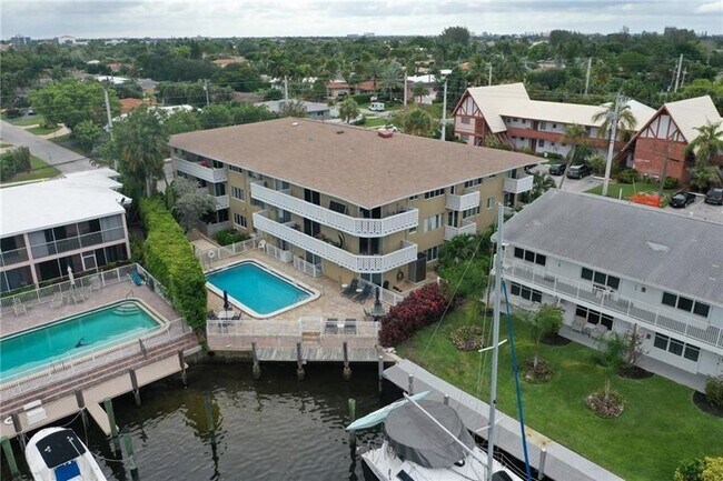 Building Photo - 3220 Bayview Dr