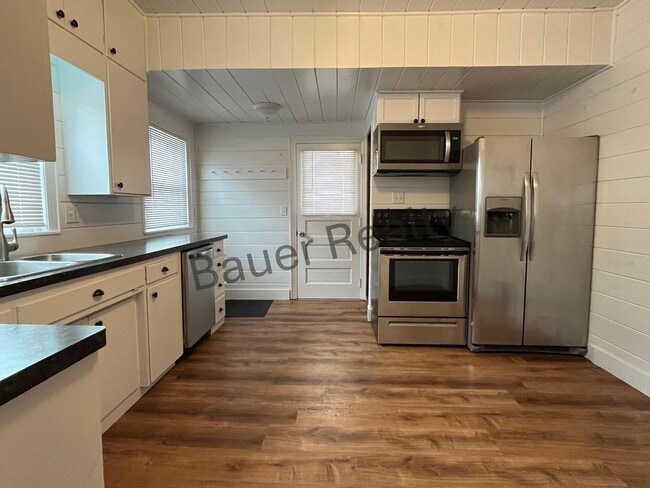 Building Photo - Beautiful 4 Bedroom on Ashland's South Side