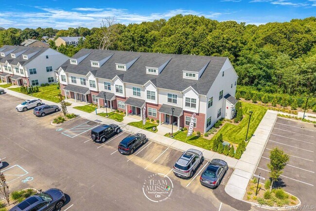Building Photo - 725 Eastview Dr