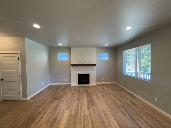 Building Photo - Like New 2022 Built 5 bedroom home