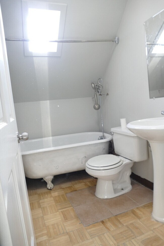 Building Photo - 2820 N Sacramento Ave