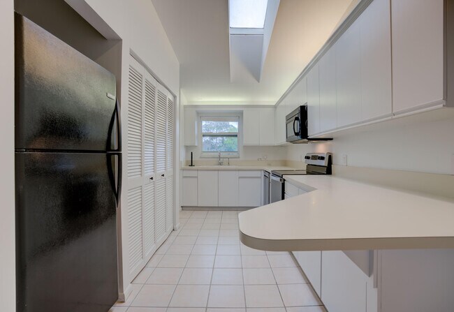 Building Photo - 8291 SE Croft Cir