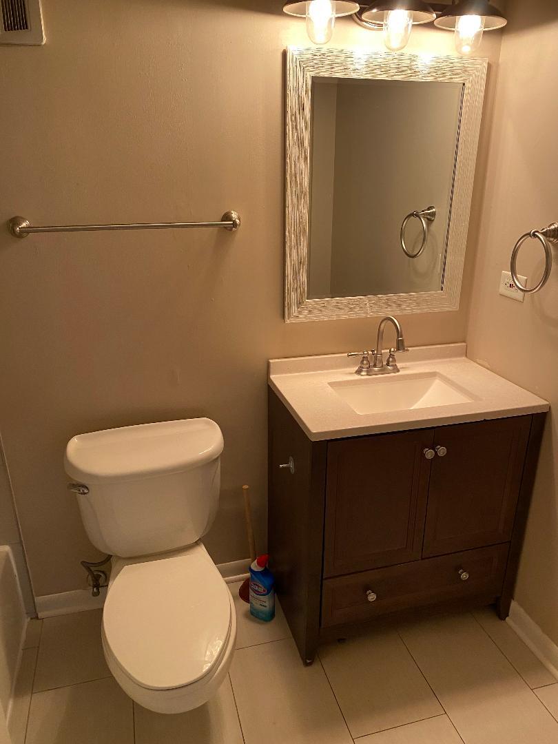 Building Photo - 300 W Fullerton Ave