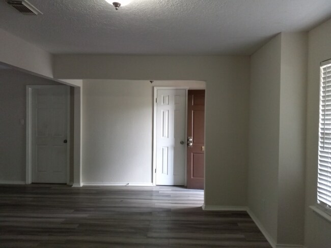 Building Photo - 15415 Poolview St