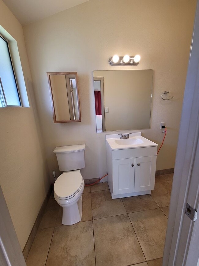 Building Photo - 3 Bedroom 1.5 Bathroom Main House in Waikapu