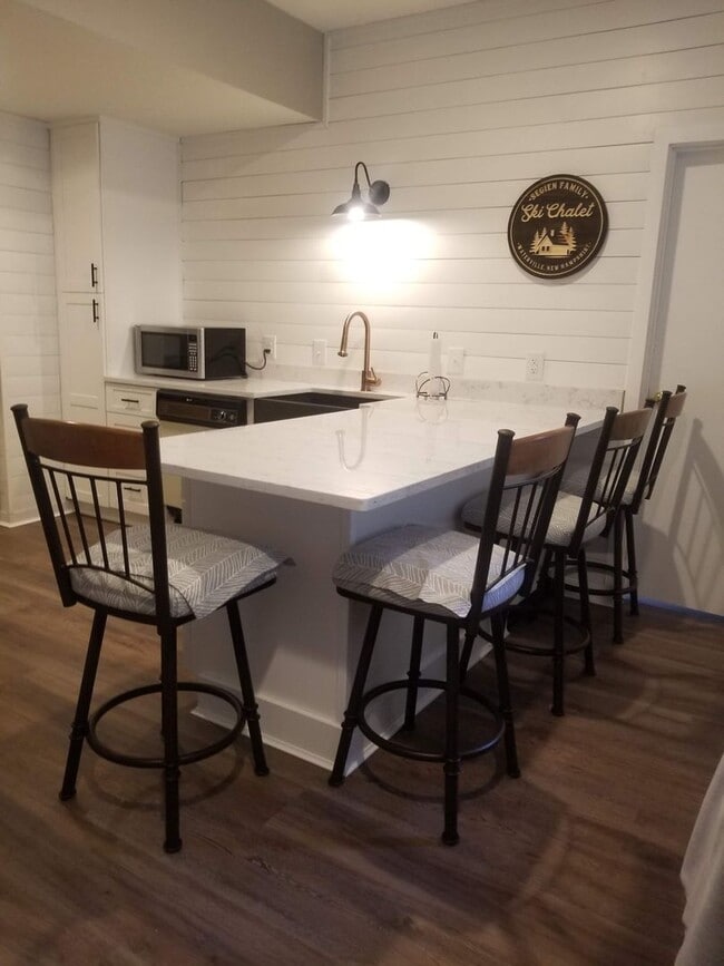 Building Photo - $1,800 - 2 Bed, 2 Bath Furnished SUMMER 6 month seasonal available 4/15