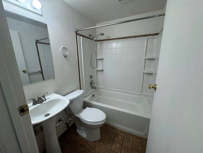 Building Photo - 4 Bedroom home