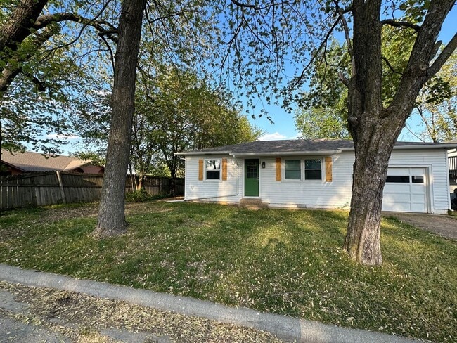 Primary Photo - 2 bed, 1 Bath house in Bolivar, Mo! Call Q...