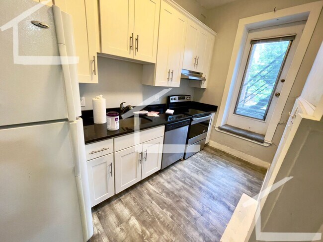 Building Photo - Avl NOW - No Fee! Oversized 3BR/2BA w/park...