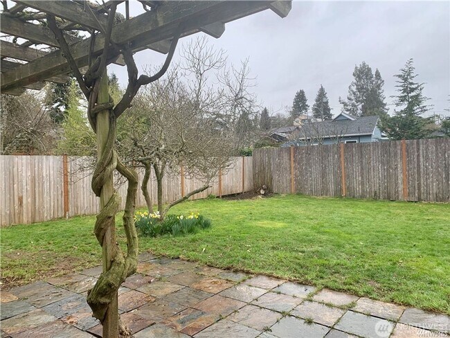 Building Photo - 2bd/1ba Seattle Home