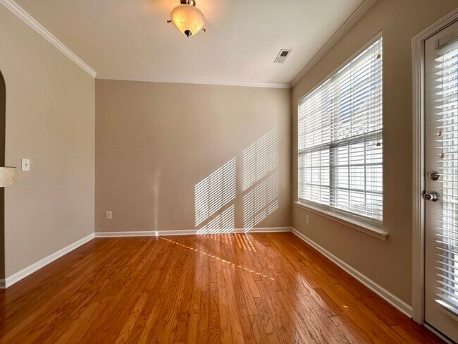 Building Photo - 1121 Drummond Ln