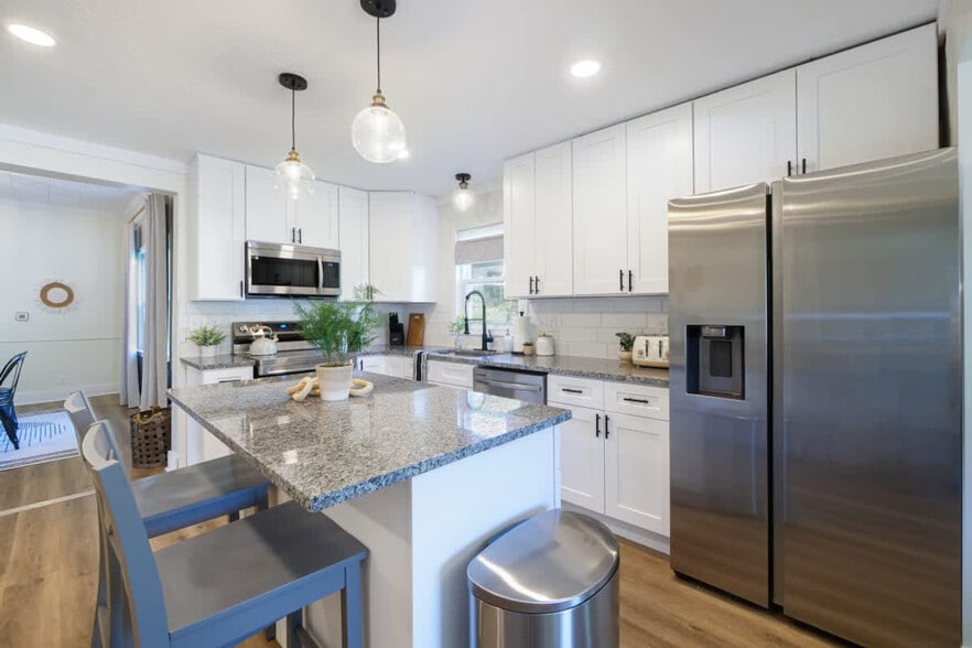 Building Photo - 729 E State St