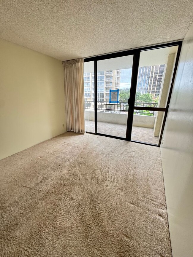 Building Photo - 2 bed 2 bath, 2 Reserved Parking at Nuuanu...