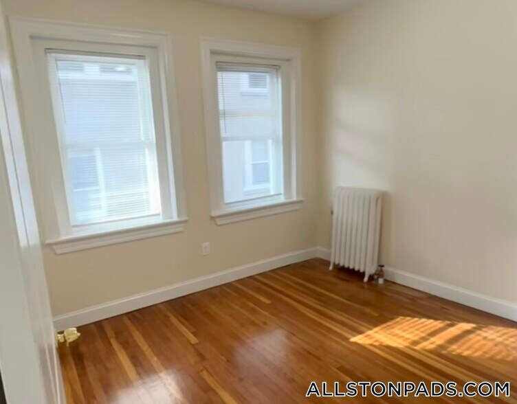 Building Photo - 248 Kelton St