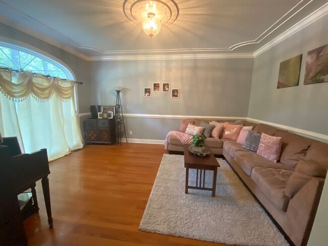 Building Photo - Beautiful Brick Home for Rent – Spacious, Bright & Welcoming