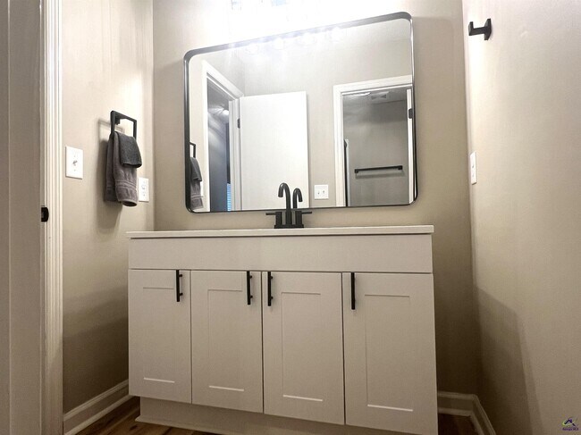 Building Photo - 221 Jefferson Cir