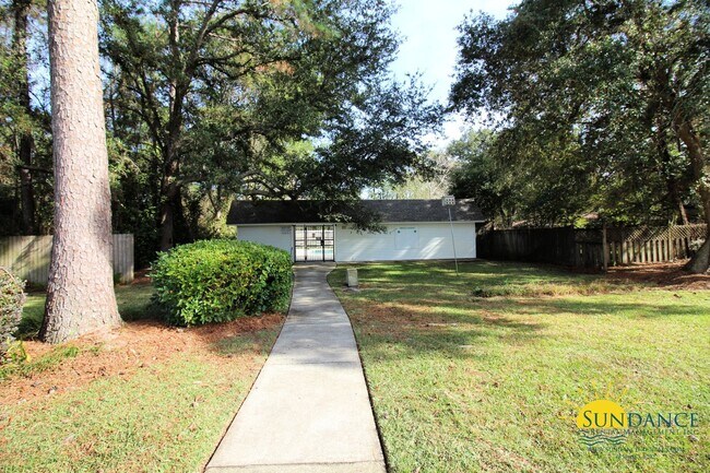 Building Photo - Charming 1BR Townhouse with Community Pool...