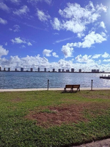 Building Photo - 1040 Lake Shore Dr