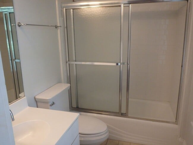 Building Photo - Two Bedroom Townhome Close to Forsyth Park