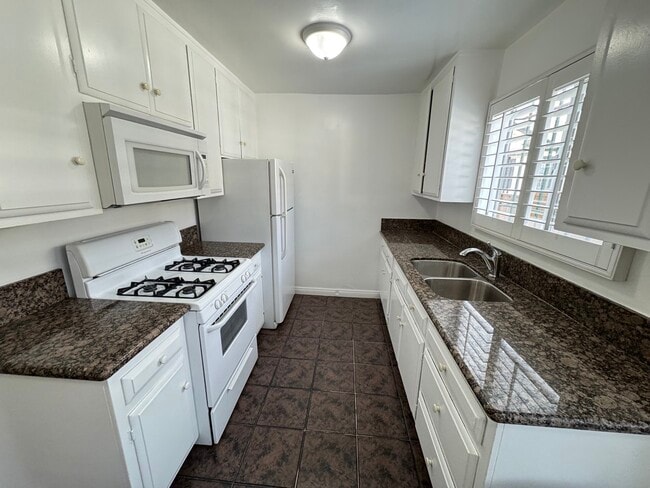 Building Photo - 1126 W 37th Pl