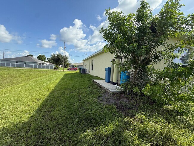 Building Photo - 1108 NE 36th Ln