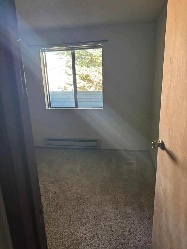 Building Photo - 2 Bedroom 1 Bath Burien Condo 995sf, Firep...