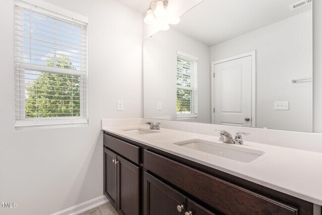 Building Photo - 172 Paramount Dr