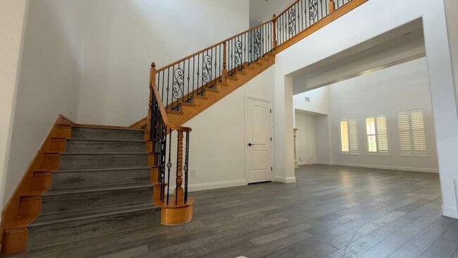 Building Photo - A Perfect Blend of Luxury, Comfort & Style